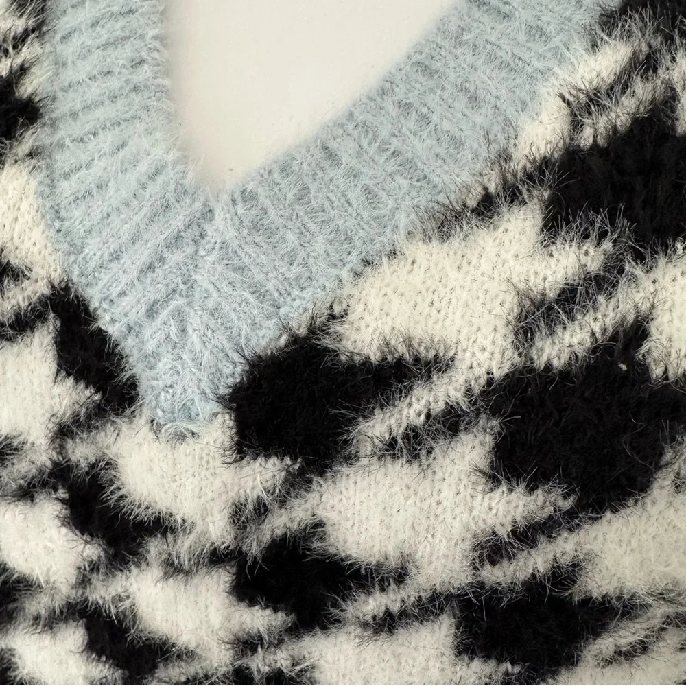 H&M Black and White Houndstooth V-Neck Sweater
